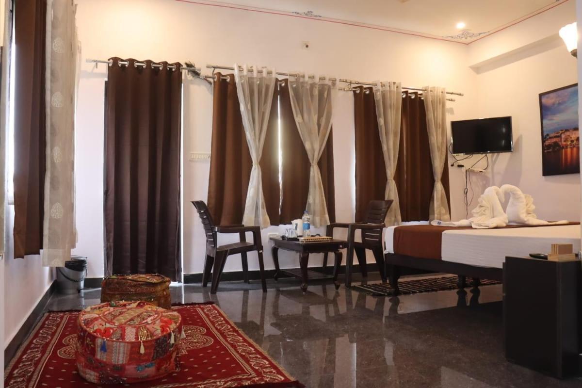 Hotel Shiv Palace Удайпур Екстериор снимка