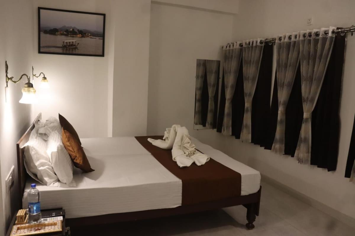 Hotel Shiv Palace Удайпур Екстериор снимка
