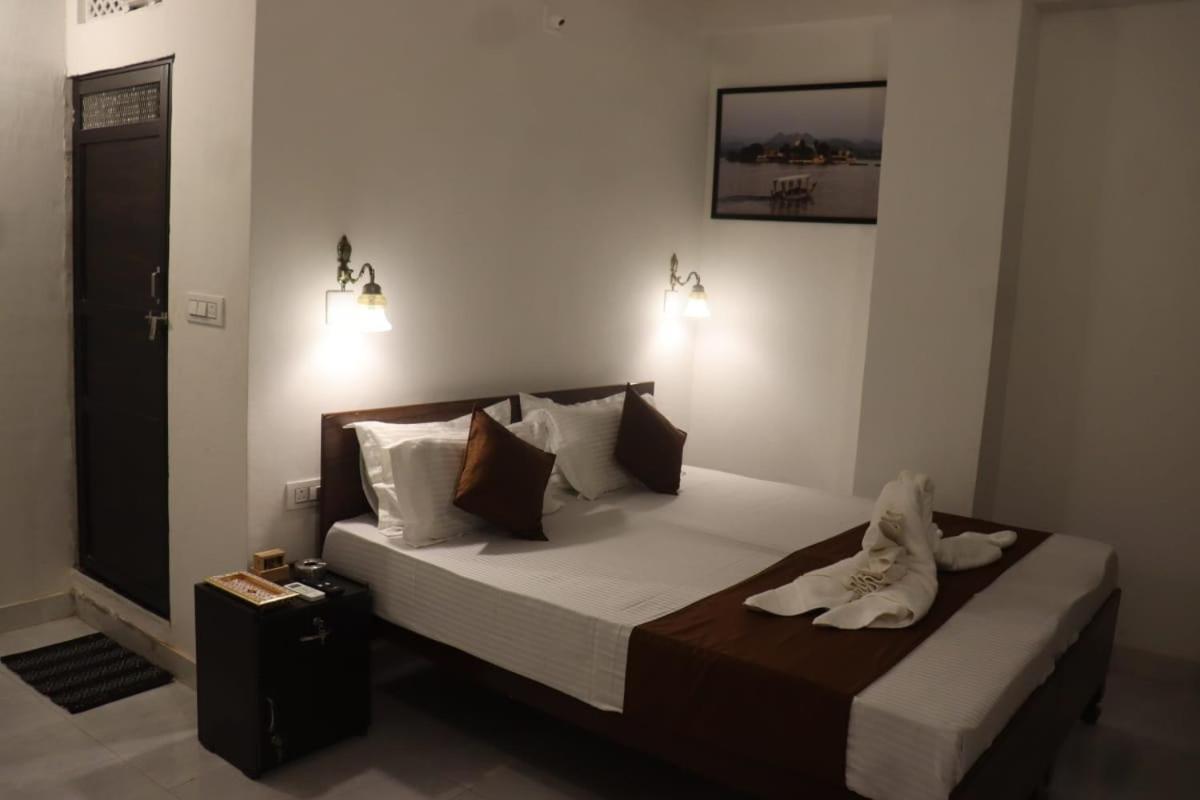 Hotel Shiv Palace Удайпур Екстериор снимка