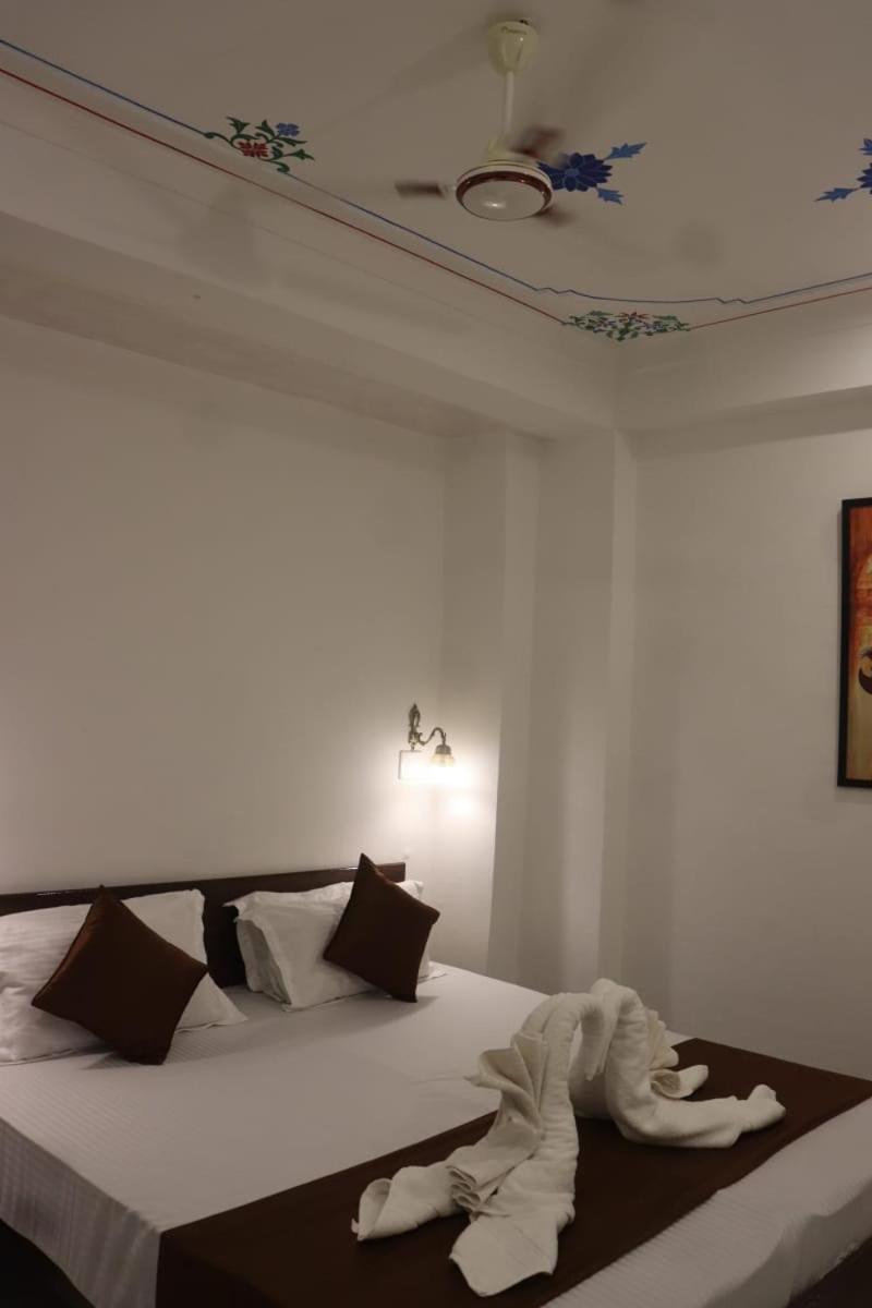 Hotel Shiv Palace Удайпур Екстериор снимка