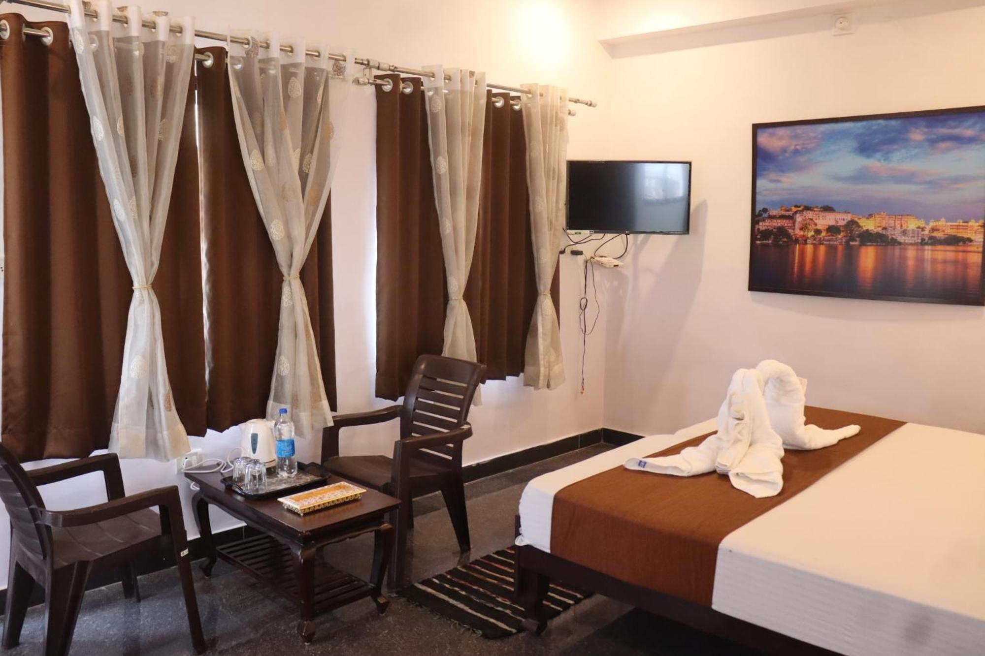 Hotel Shiv Palace Удайпур Екстериор снимка